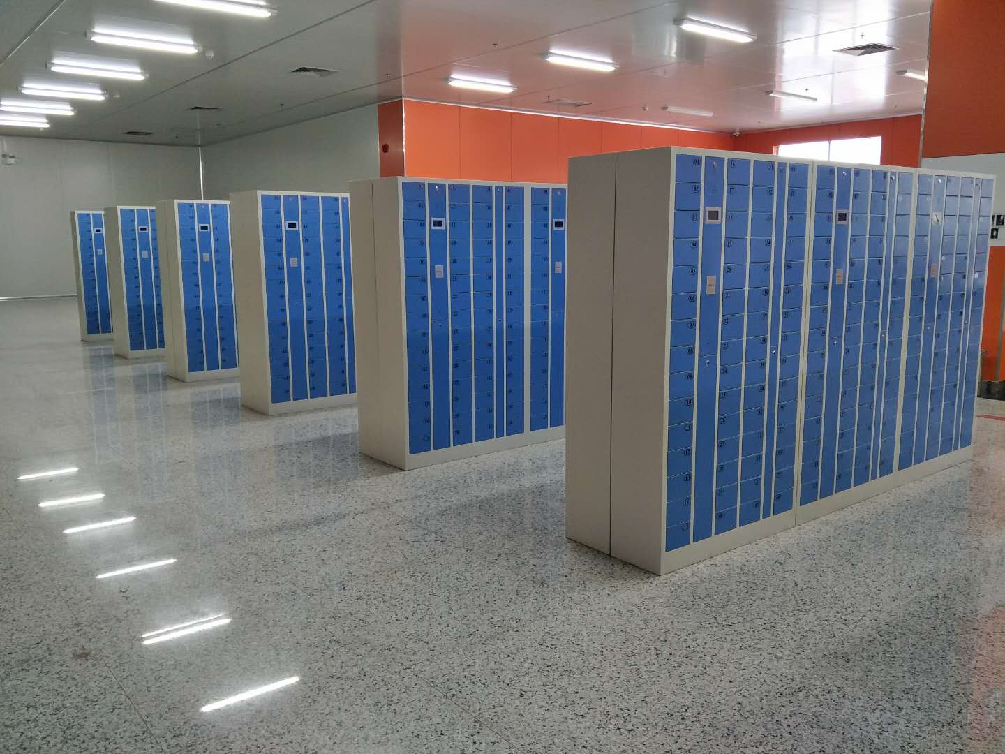 Các công ty niêm yết sử dụng tủ lưu trữ điện thoại di động